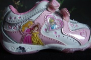 Продам новую,  детскую обувь кроссовки,  размер 21.5,  цвет бело-розовый,  с огонками фирма Дисней Принцесс